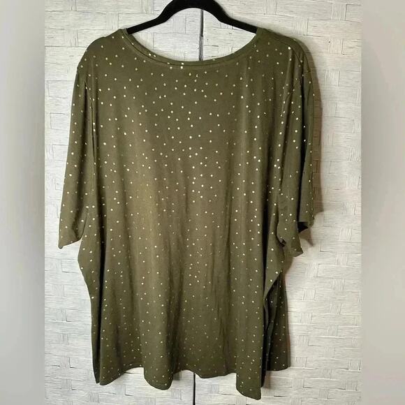 Lane Bryant v-neck, t-shirt, Hunter Green gold polkadots with texture plus size - Picture 2 of 8